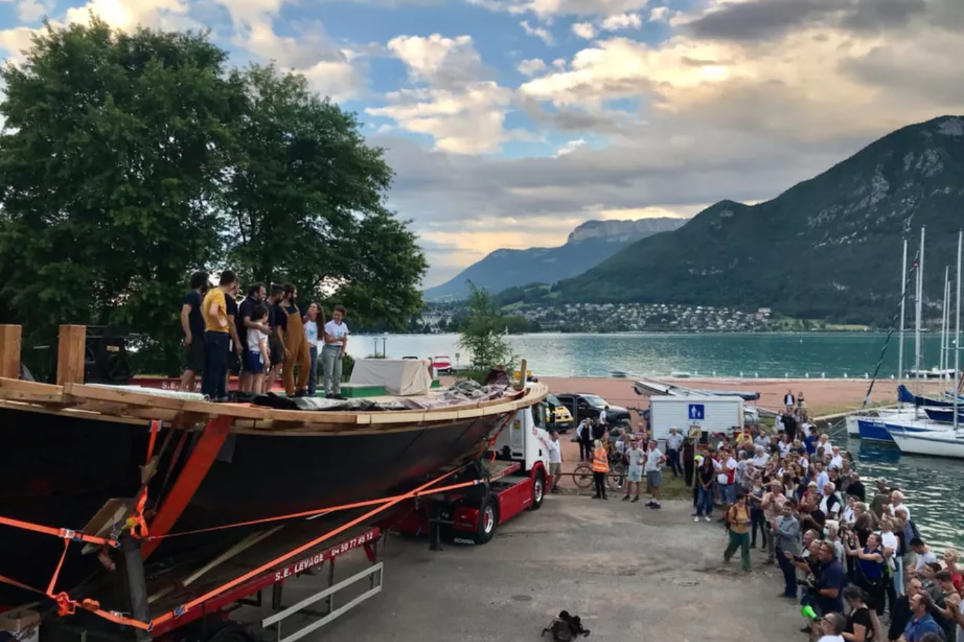 28/06/2021 - Après deux ans de chantier, l'Espérance III a été mis à l'eau sur le lac d'Annecy - Actualités
