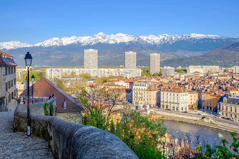 Immobilier à Grenoble : se faire accompagner par un professionnel lorsque le marché est en surchauffe
