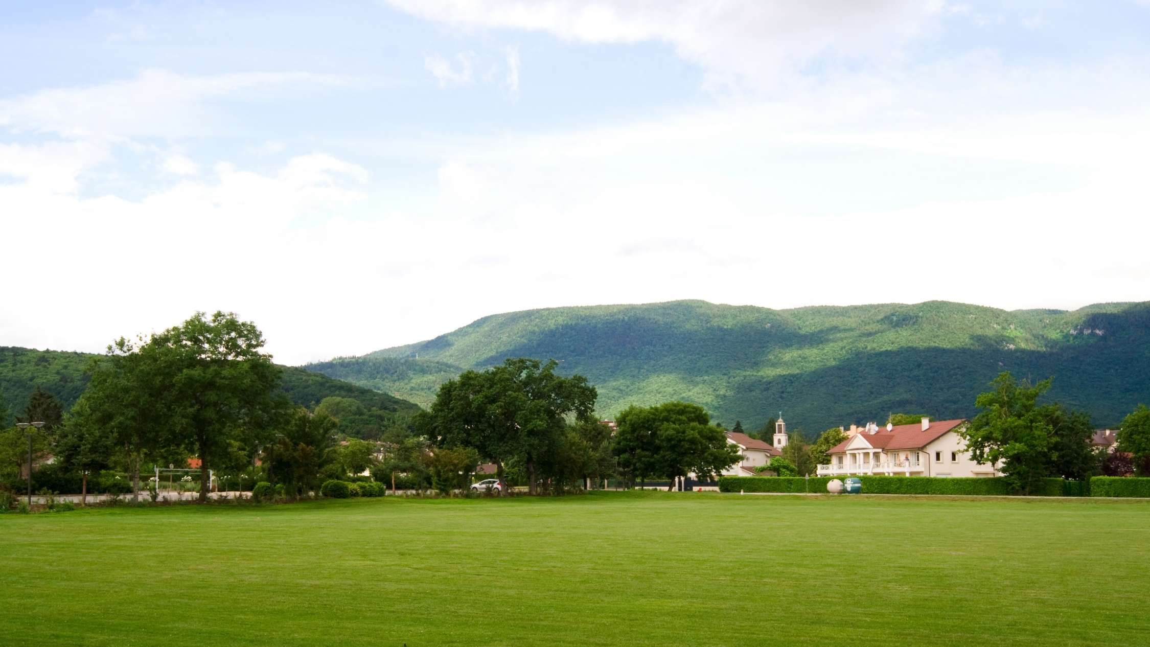 Les atouts de vivre à Divonne-les-Bains : qualité de vie entre lac et montagne