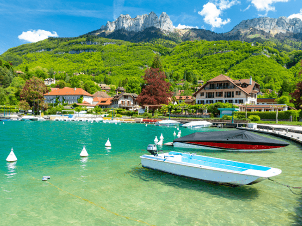 Les villages authentiques autour du lac d'Annecy : nouveaux joyaux du marché immobilier